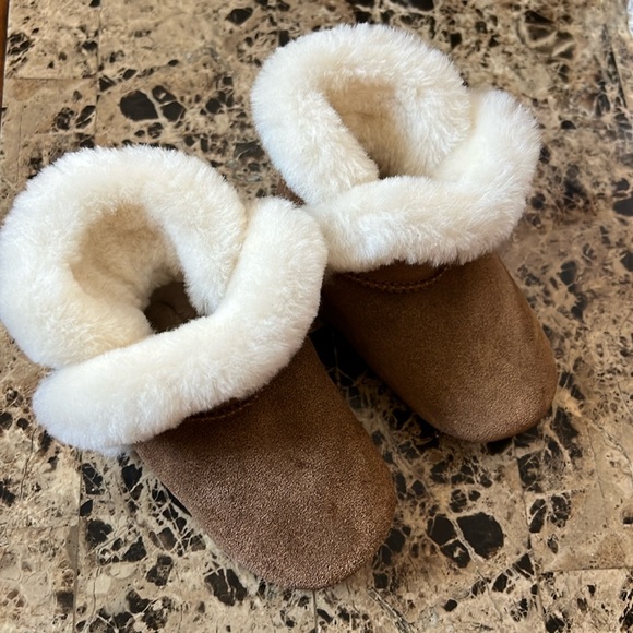 UGG Baby Lassen slip on boots size 04/05 - Picture 2 of 8
